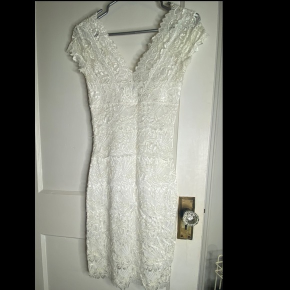 Detailed Le Chateau dress - Picture 2 of 4